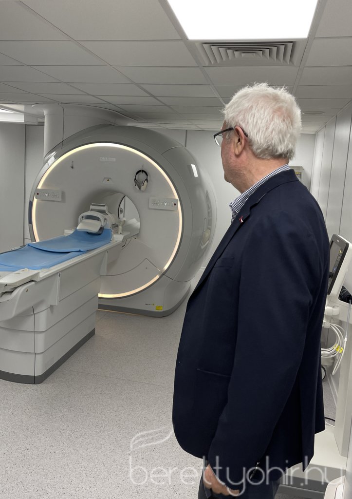 Átadták az MR készüléket13